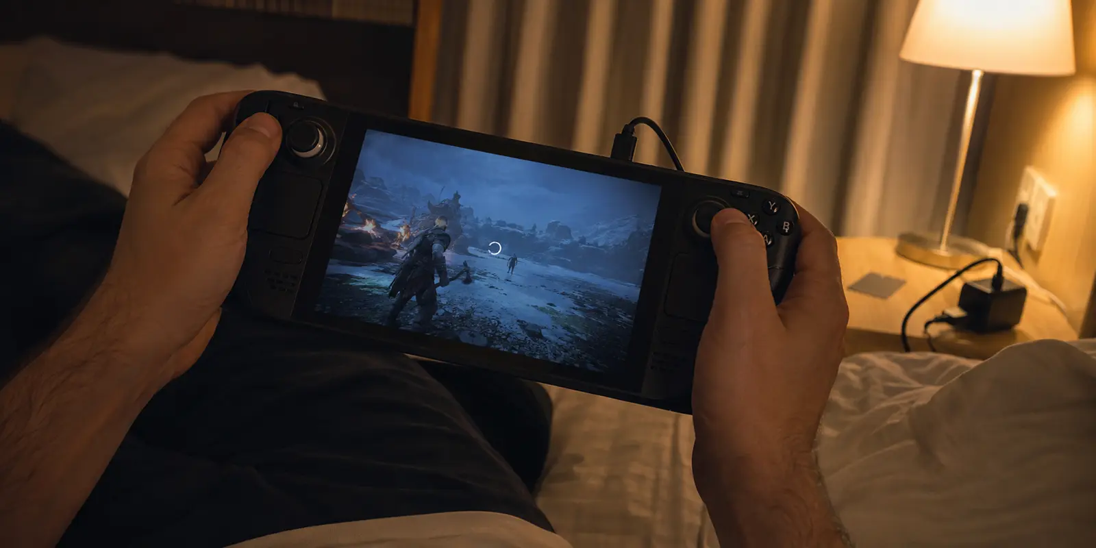 Jogo congelado num Steam Deck segurado na cama de um hotel