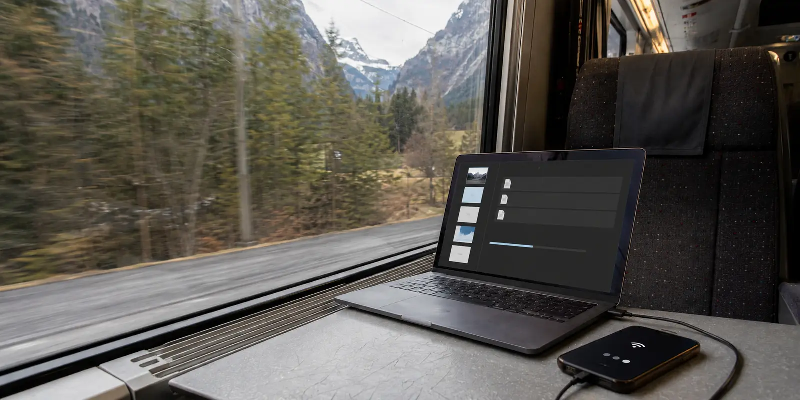 Pausierter Datei-Upload über einen Smartphone-Hotspot im Schweizer Zug