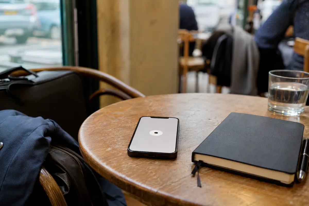 Un téléphone posé dans un café avec une interface de connexion volontairement simple