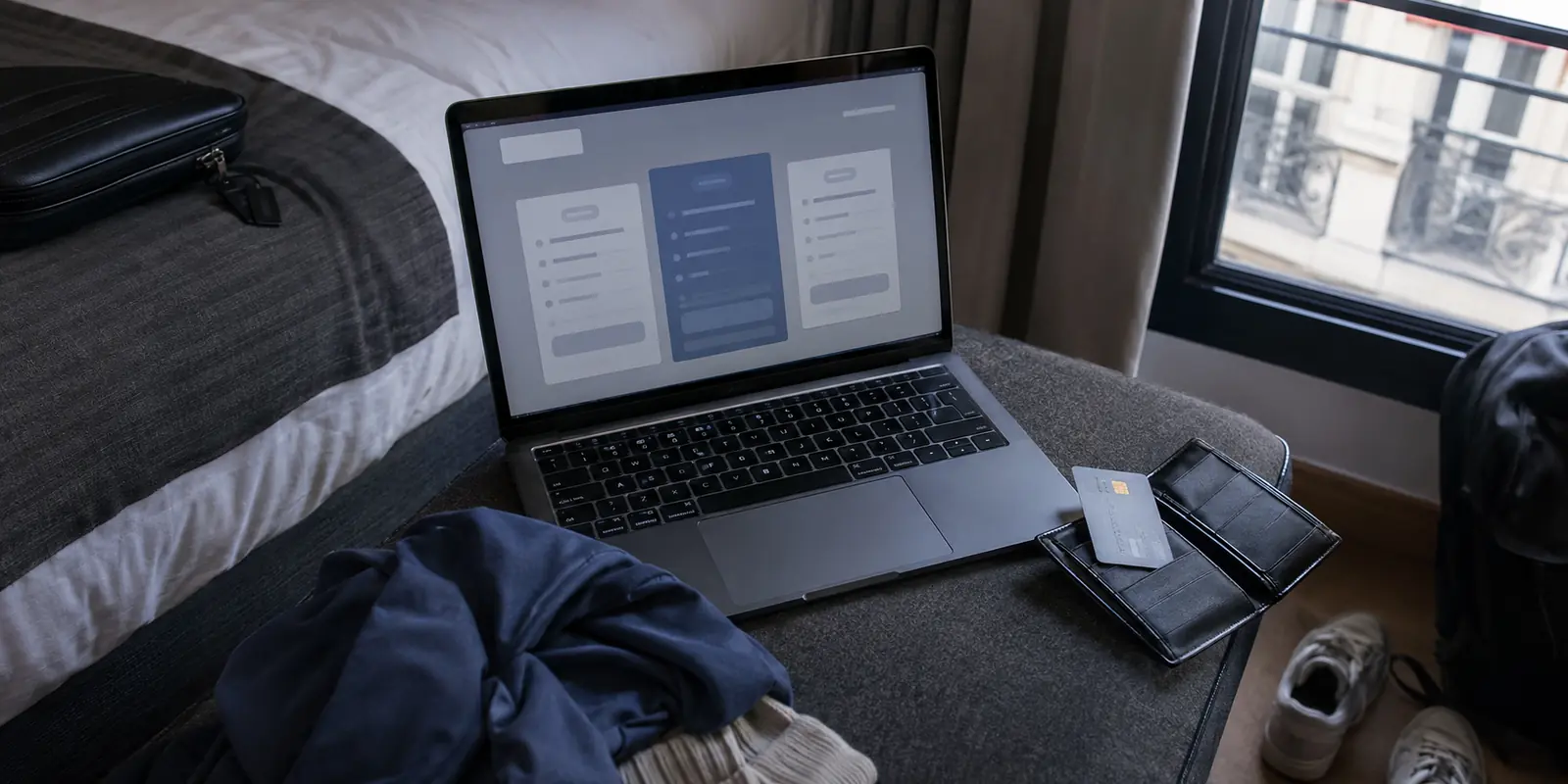 Laptop mit Tarifauswahl und Bankkarte in einem Hotelzimmer