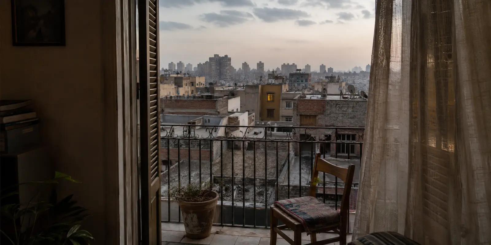أسطح أحياء القاهرة كما تبدو من شرفة منزلية عند المساء