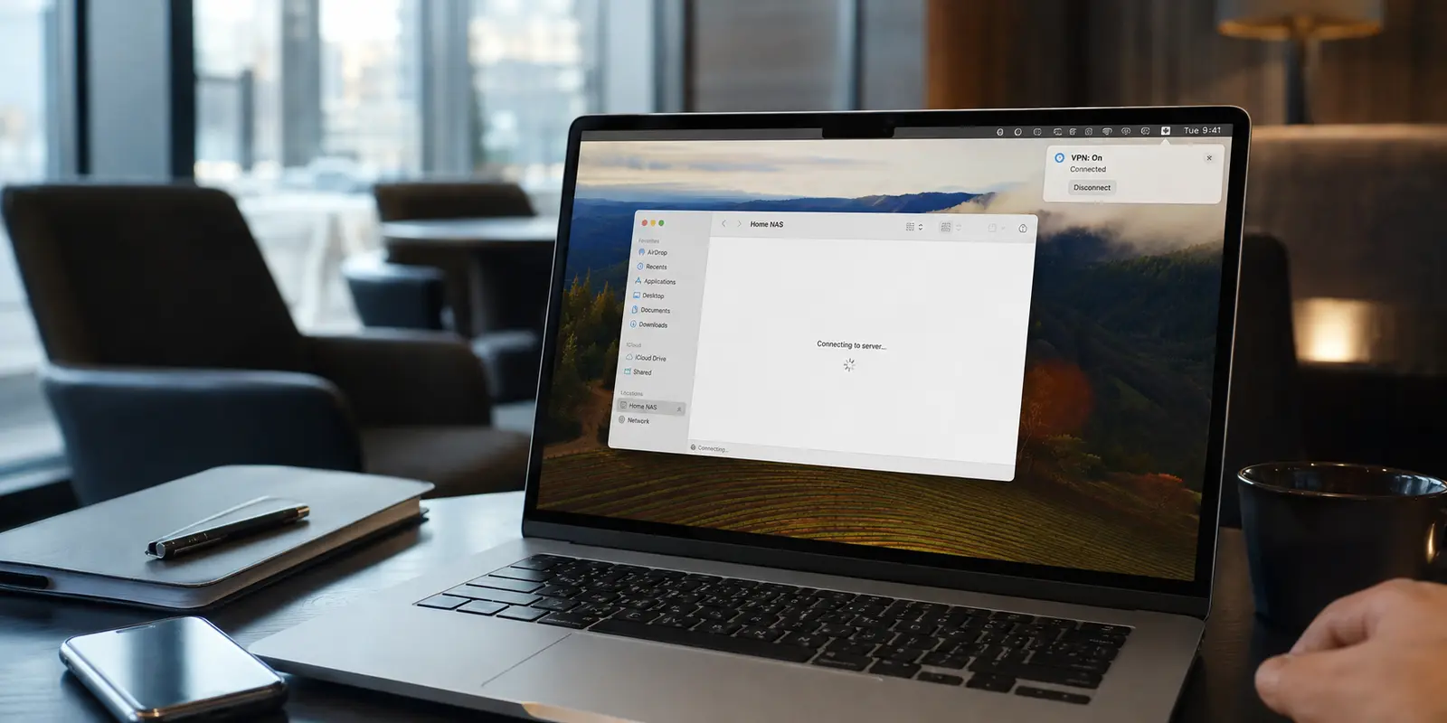 Laptop in einem fremden WLAN: Das VPN ist aktiv, doch die Verbindung zum heimischen NAS bleibt hängen.