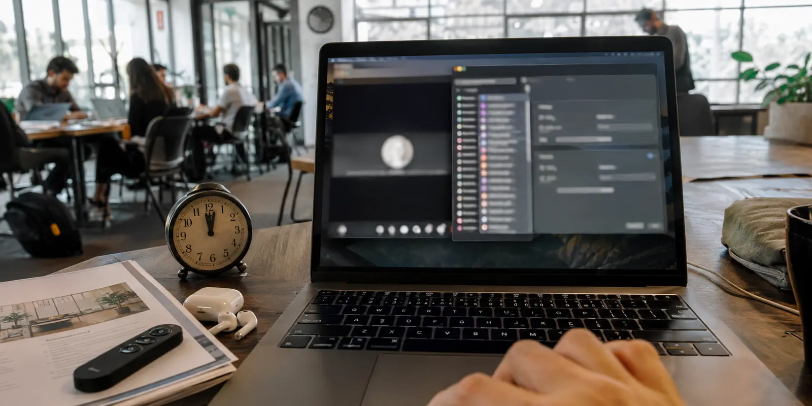 Portátil en un coworking con una reunión preparada y demasiados ajustes VPN antes de empezar
