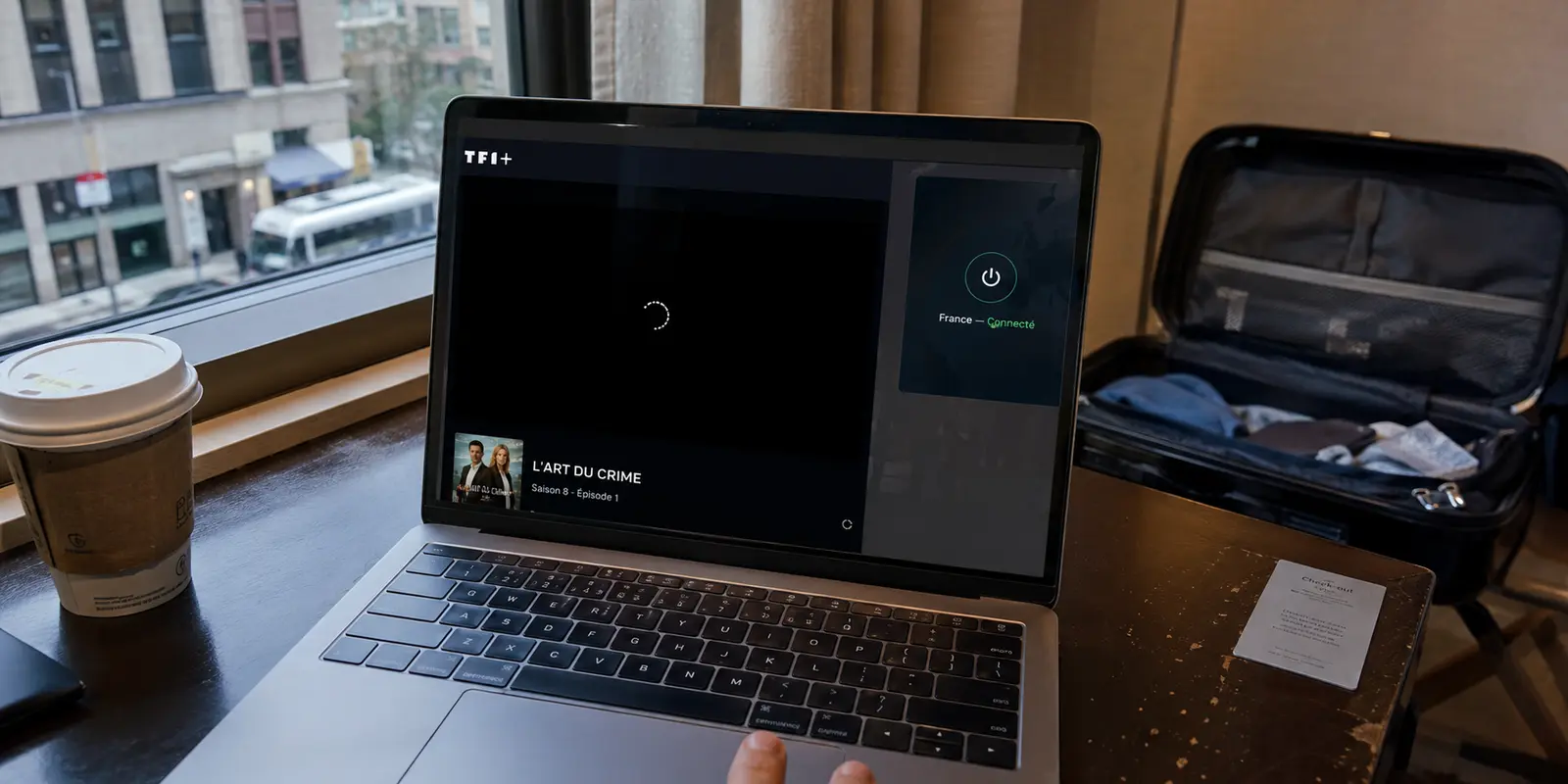 Dans une chambre d’hôtel à New York, le lecteur TF1+ reste noir malgré une connexion VPN indiquée en France