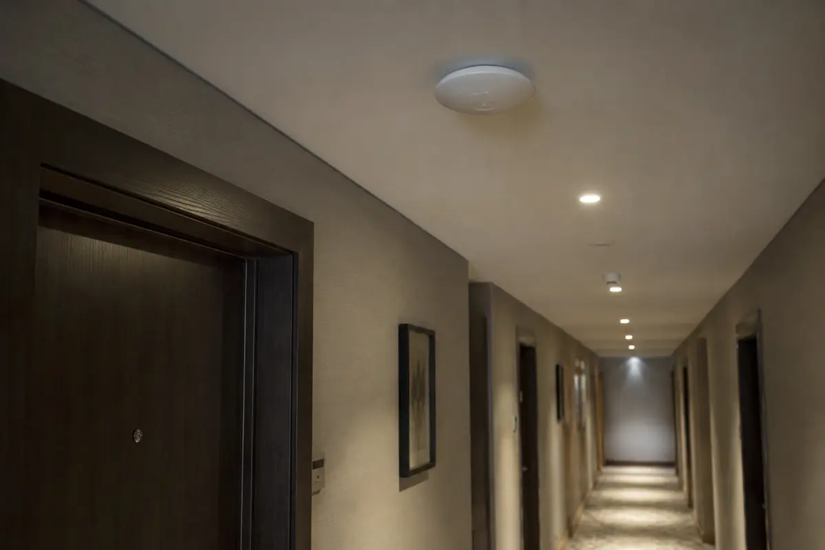 Un point d’accès Wi-Fi fixé au plafond d’un couloir d’hôtel