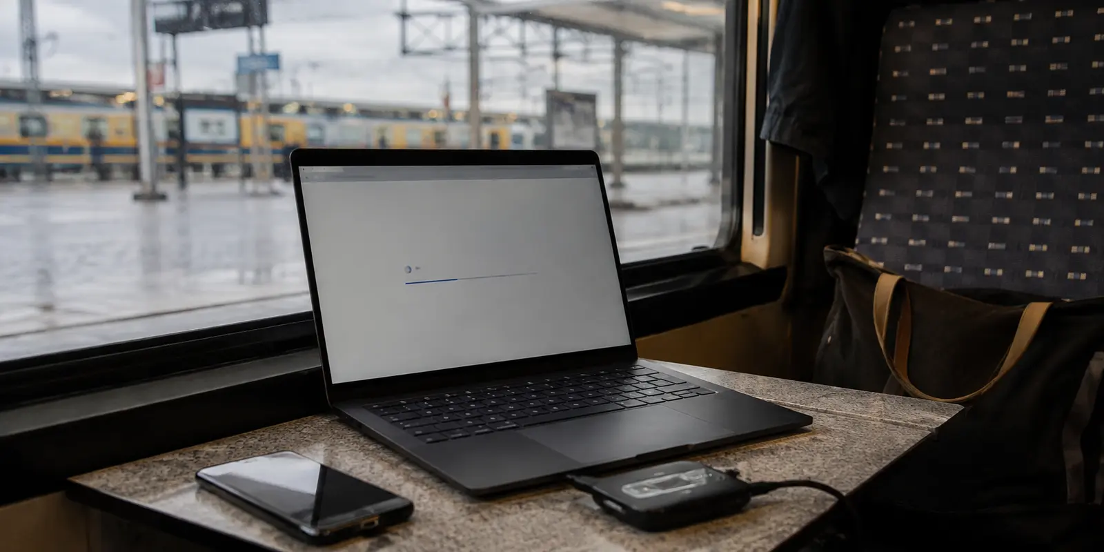 Cena realista relacionada com Melhor VPN para streaming em viagem: quando estabilidade vale mais do que velocidade máxima