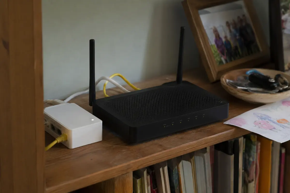 Routeur Internet et petit appareil réseau dans une véritable pièce familiale