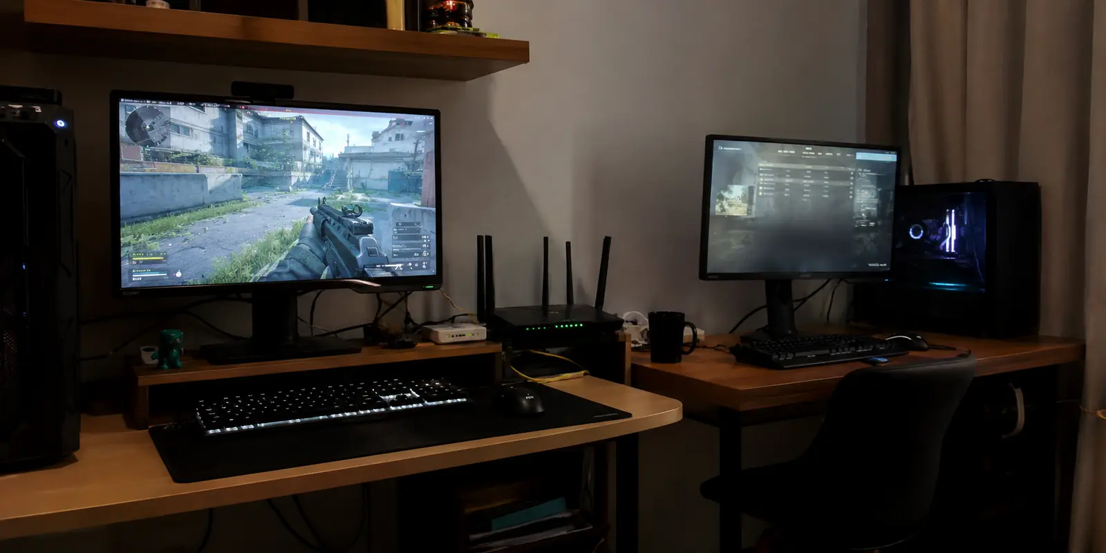 Dois computadores de jogos na mesma rede, com uma partida aberta em um monitor e o segundo preso no lobby