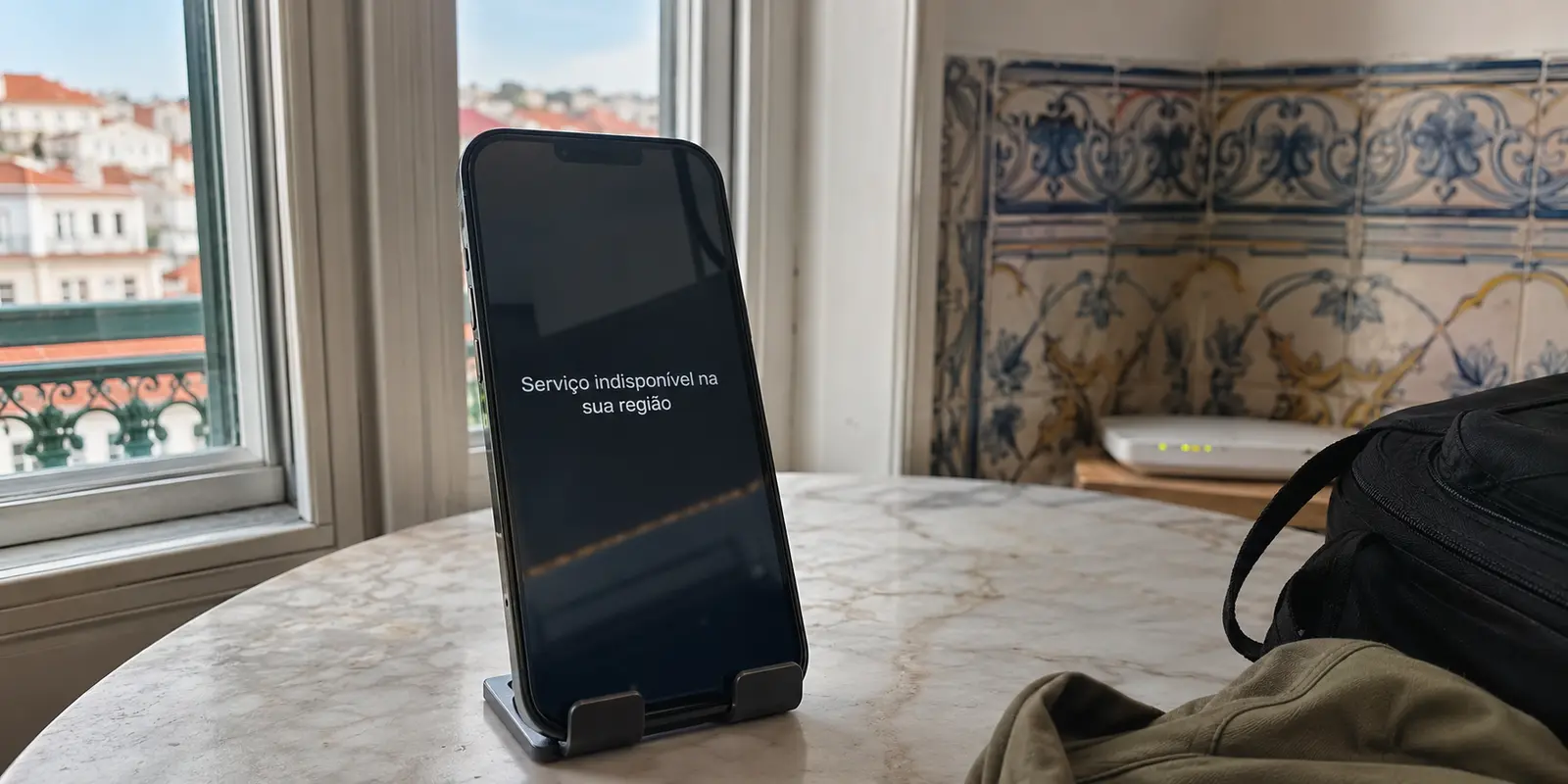 Um aplicativo brasileiro exibe a mensagem de serviço indisponível na região em um telefone em Lisboa.