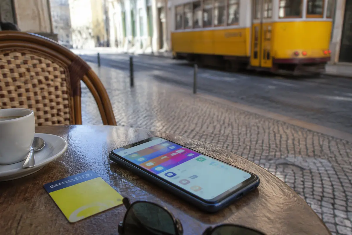 O aplicativo permanece aberto no telefone em uma mesa de café depois da mudança para a rede móvel.