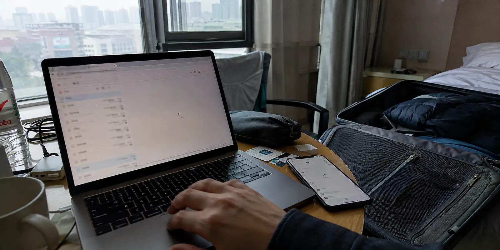 E-Mail und Messenger laden in einem Hotelzimmer in Hangzhou trotz angezeigter VPN-Verbindung nicht