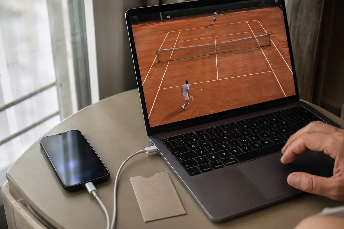 Direct de tennis repris sur un ordinateur relié au partage de connexion du téléphone