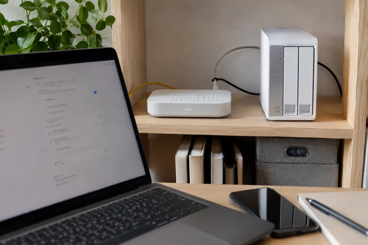 Une Freebox et un NAS montrent le réseau domestique auquel WireGuard permet de revenir