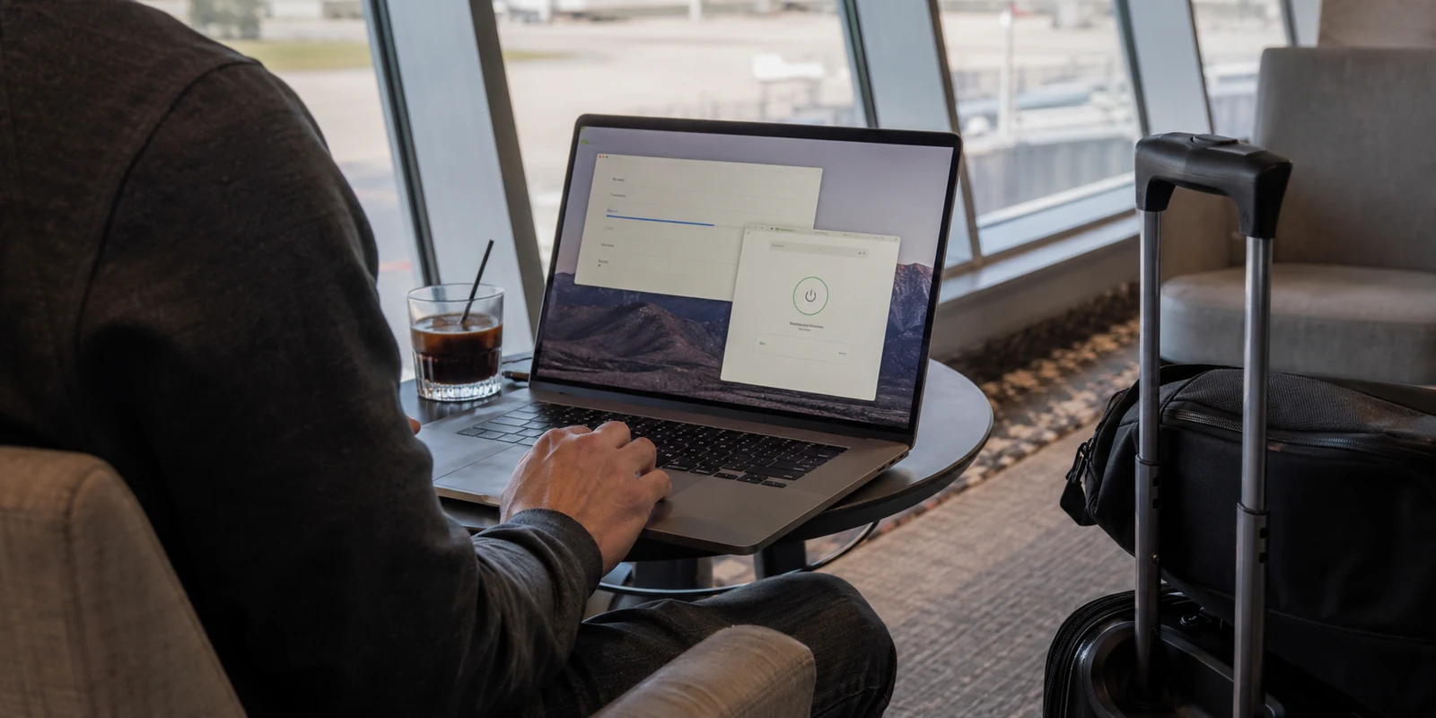 Die Erweiterung schützt Chrome, nicht automatisch den ganzen Laptop.
