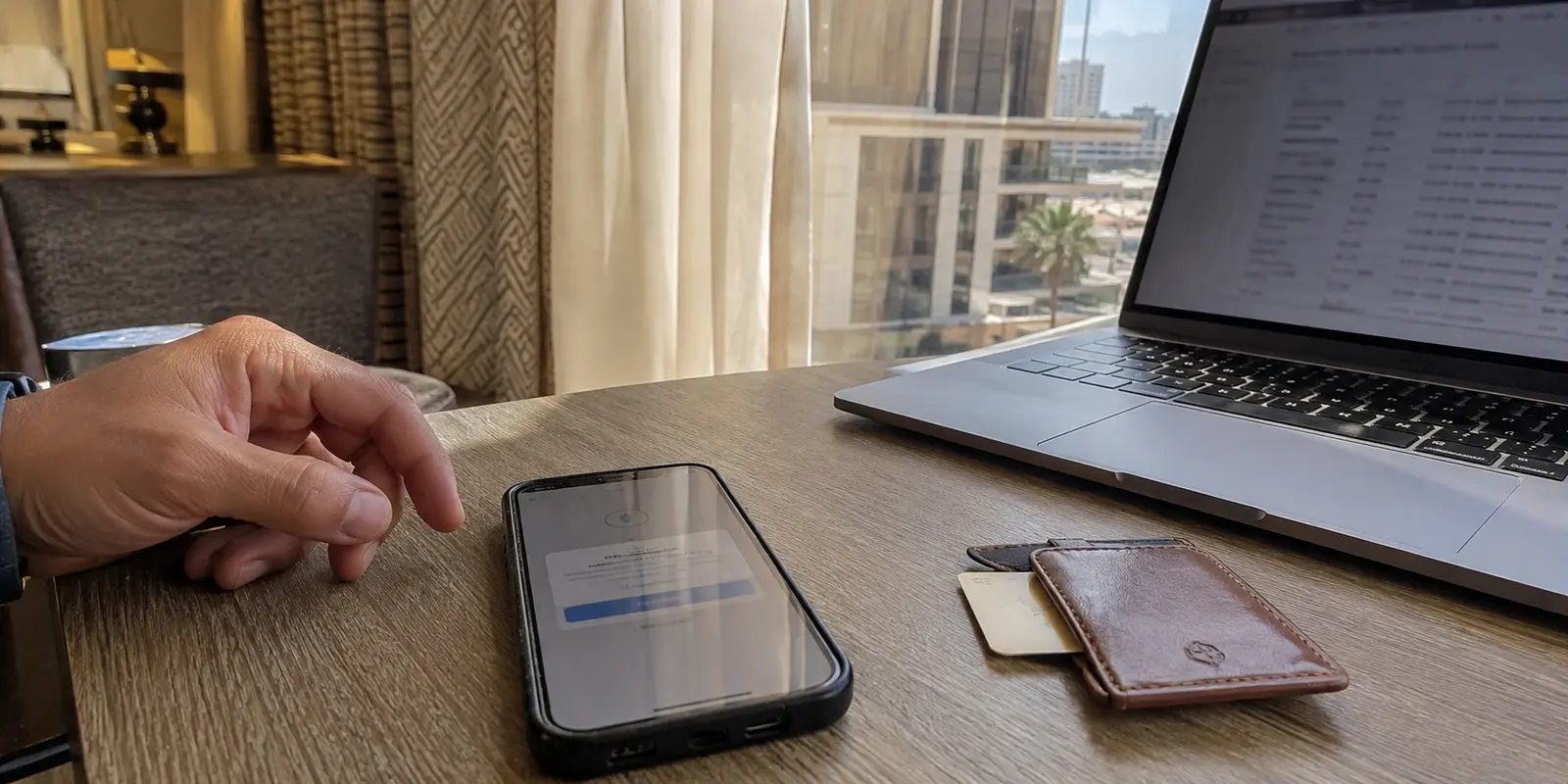 Aplicación bancaria detenida en un teléfono mientras el portátil sigue conectado en un hotel de Dubái