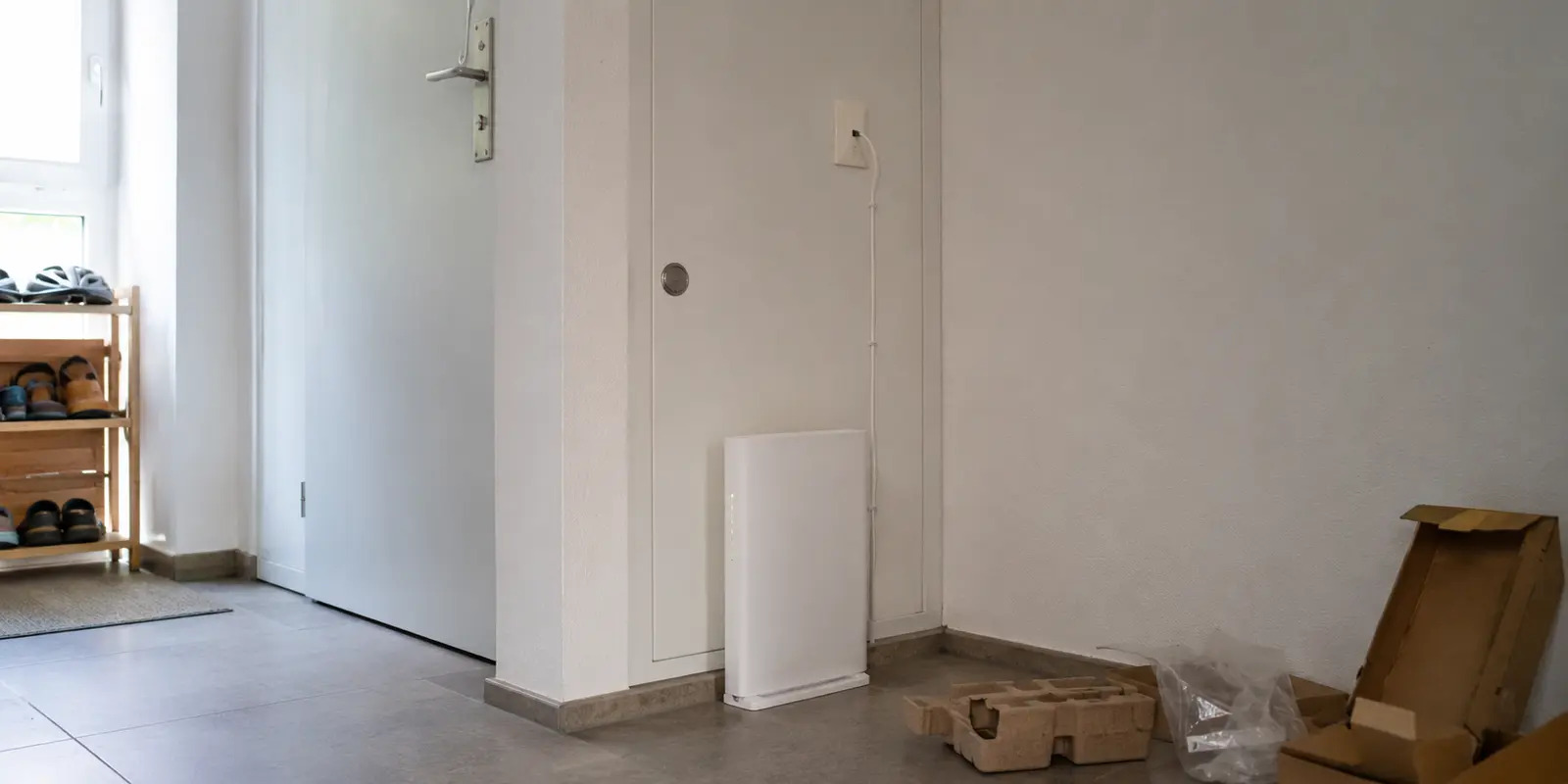Neu installierter Glasfaser-Router in einer Wohnung nach dem Wechsel des Internetanbieters