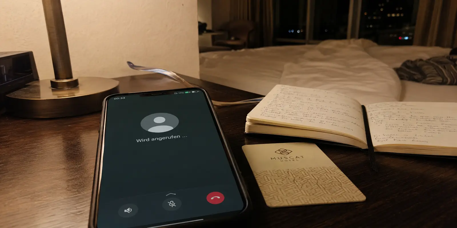 Ein Smartphone im Hotelzimmer in Maskat, dessen Internetanruf trotz aktiver VPN-Verbindung nicht klingelt