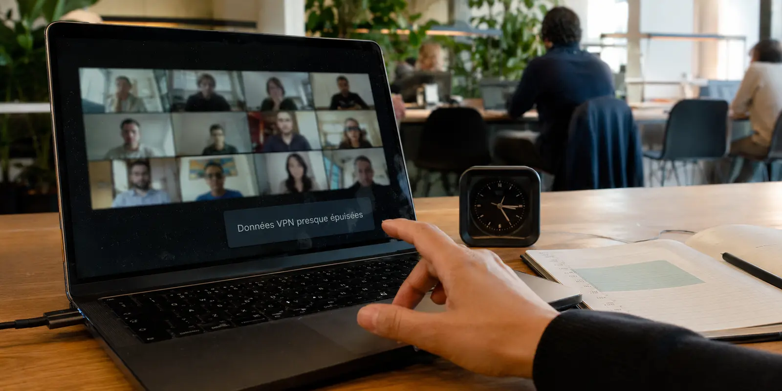 Une alerte de données VPN presque épuisées interrompt une longue visioconférence en coworking