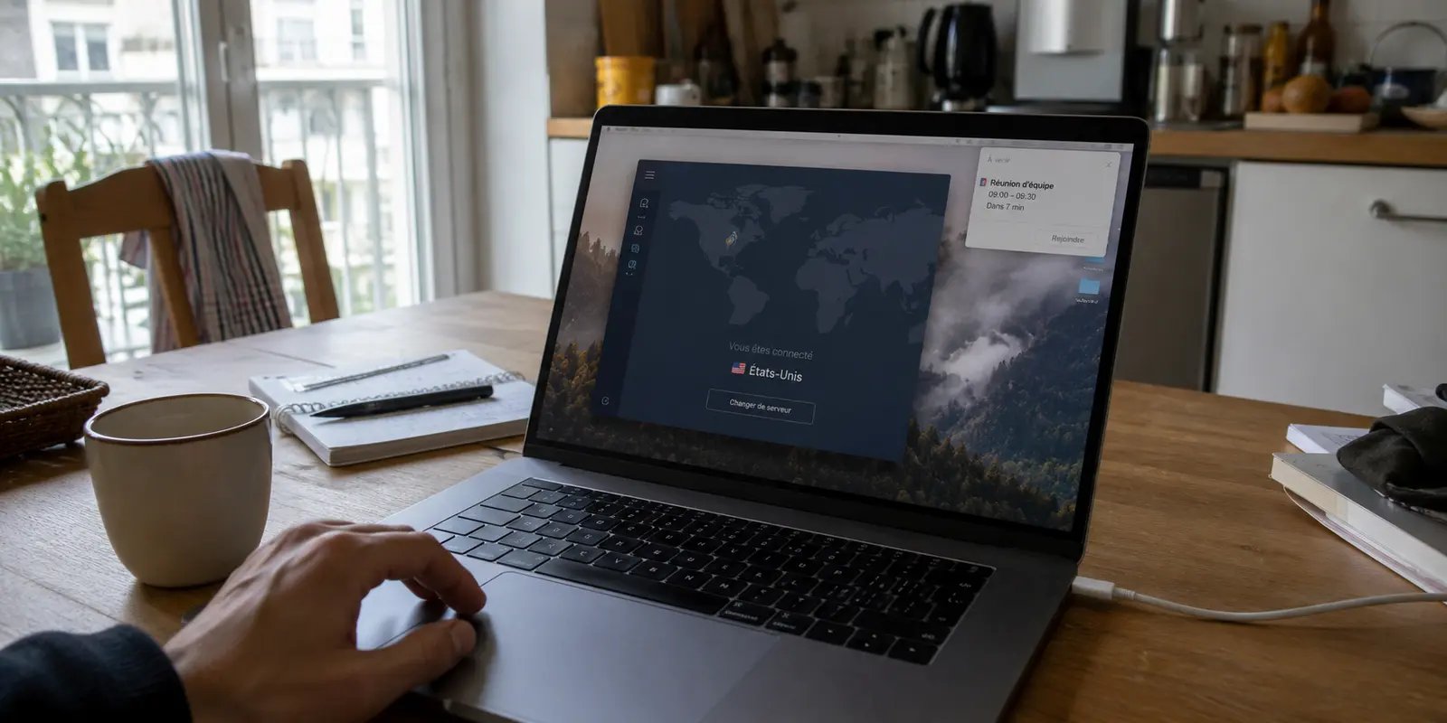 Un ordinateur connecté automatiquement à un serveur VPN américain quelques minutes avant une visioconférence