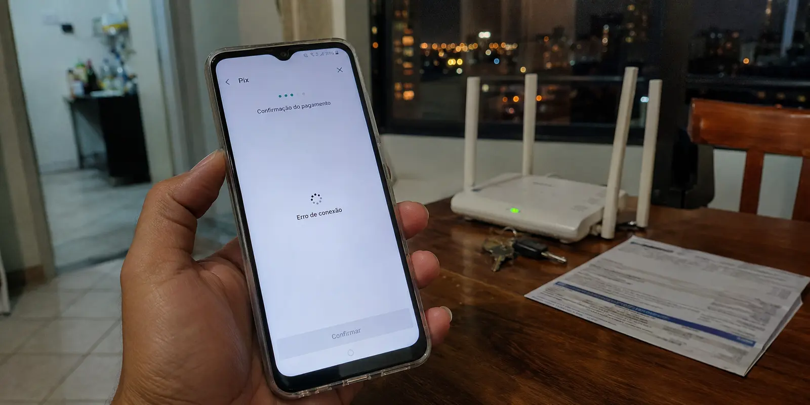Celular mostra erro de conexão ao confirmar um Pix em uma casa no Paraguai
