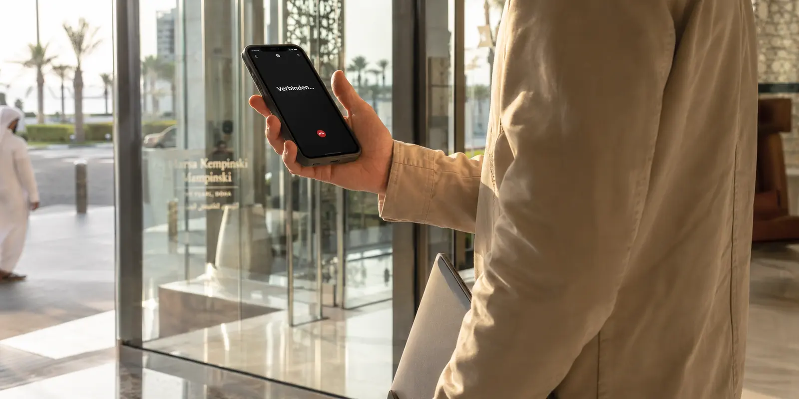 Ein stockender Anruf auf einem Smartphone beim Verlassen eines Hotels in Doha