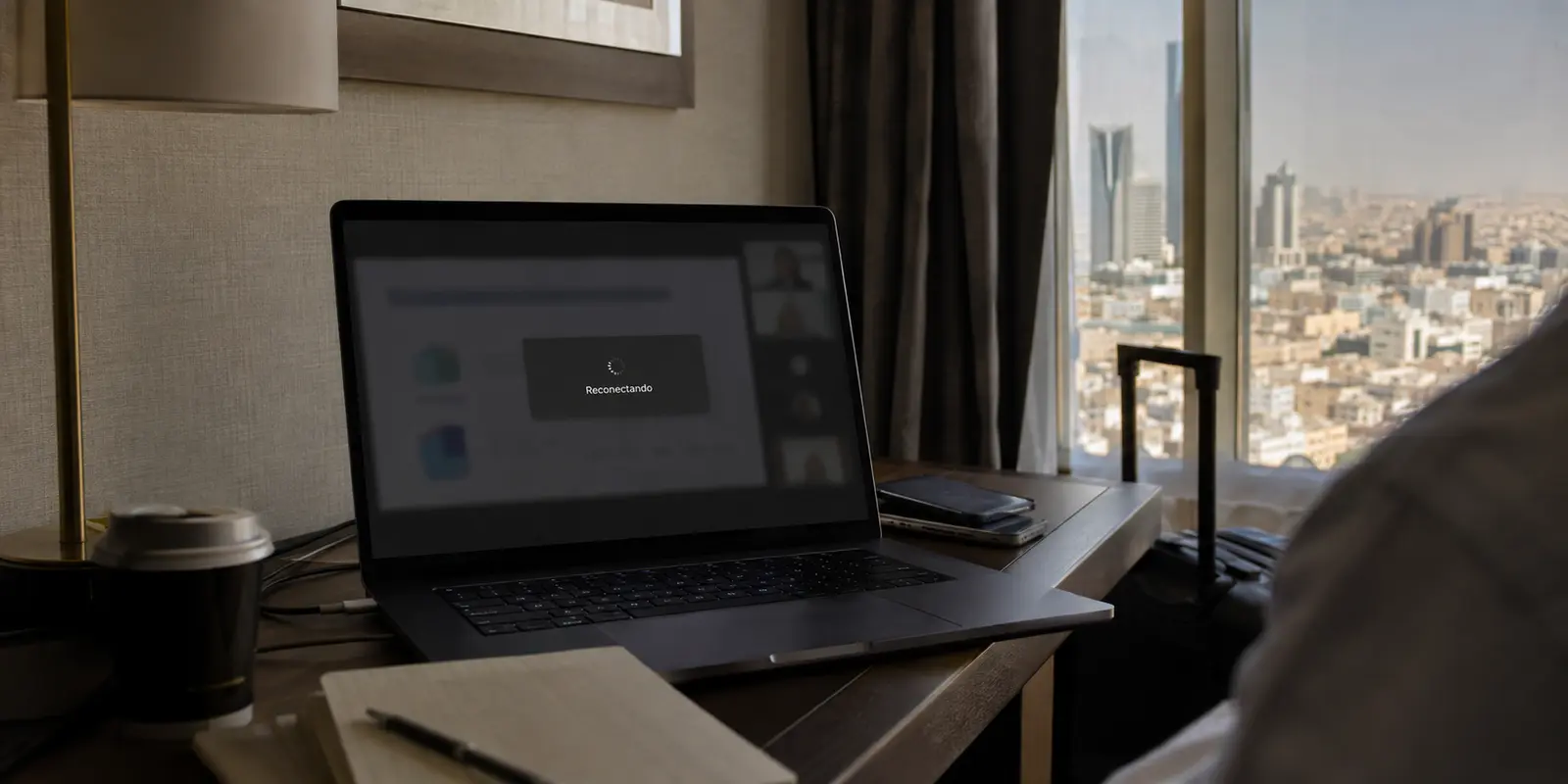 Portátil en una habitación de hotel de Riad con una reunión de trabajo intentando reconectarse