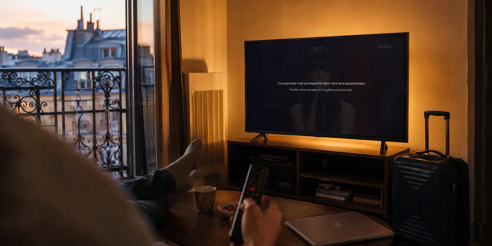 À l’étranger, le direct français reste indisponible sur le téléviseur du logement.