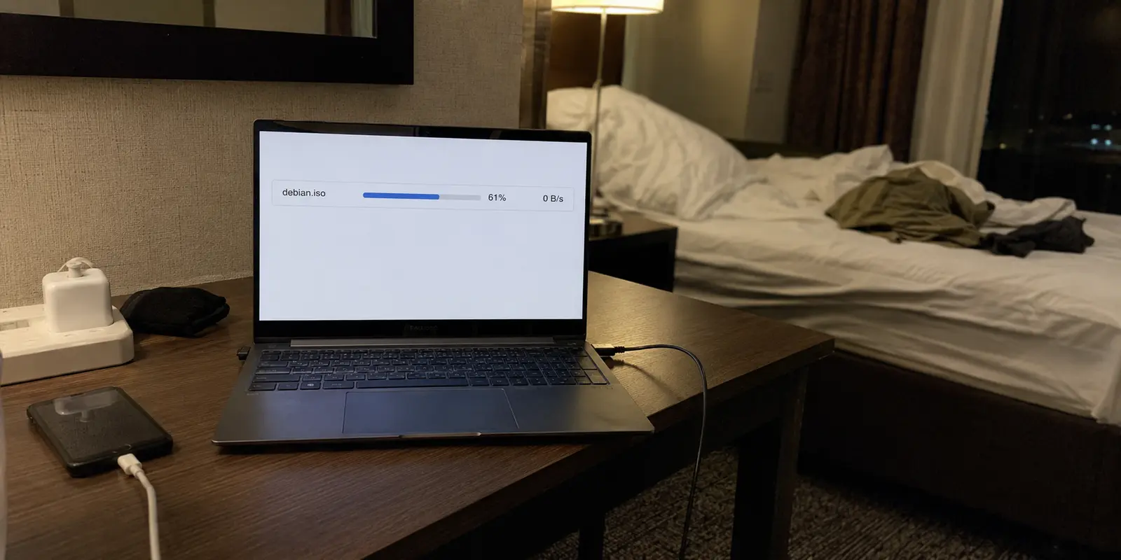 Ein offizieller Debian-Torrent steht nach einem WLAN-Ausfall im Hotel bei null Bytes pro Sekunde.