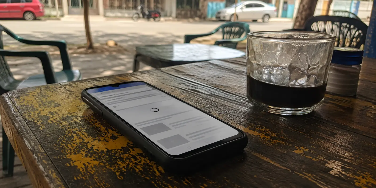 Teléfono con una página de noticias detenida mientras usa una conexión móvil en Managua