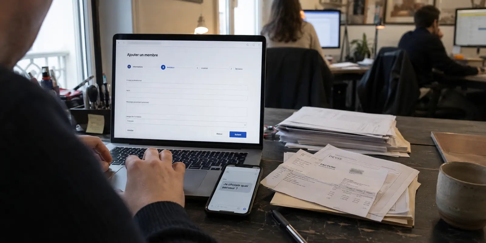 Dirigeant de petite entreprise ajoute un membre au VPN pendant qu'un collègue demande quel serveur choisir