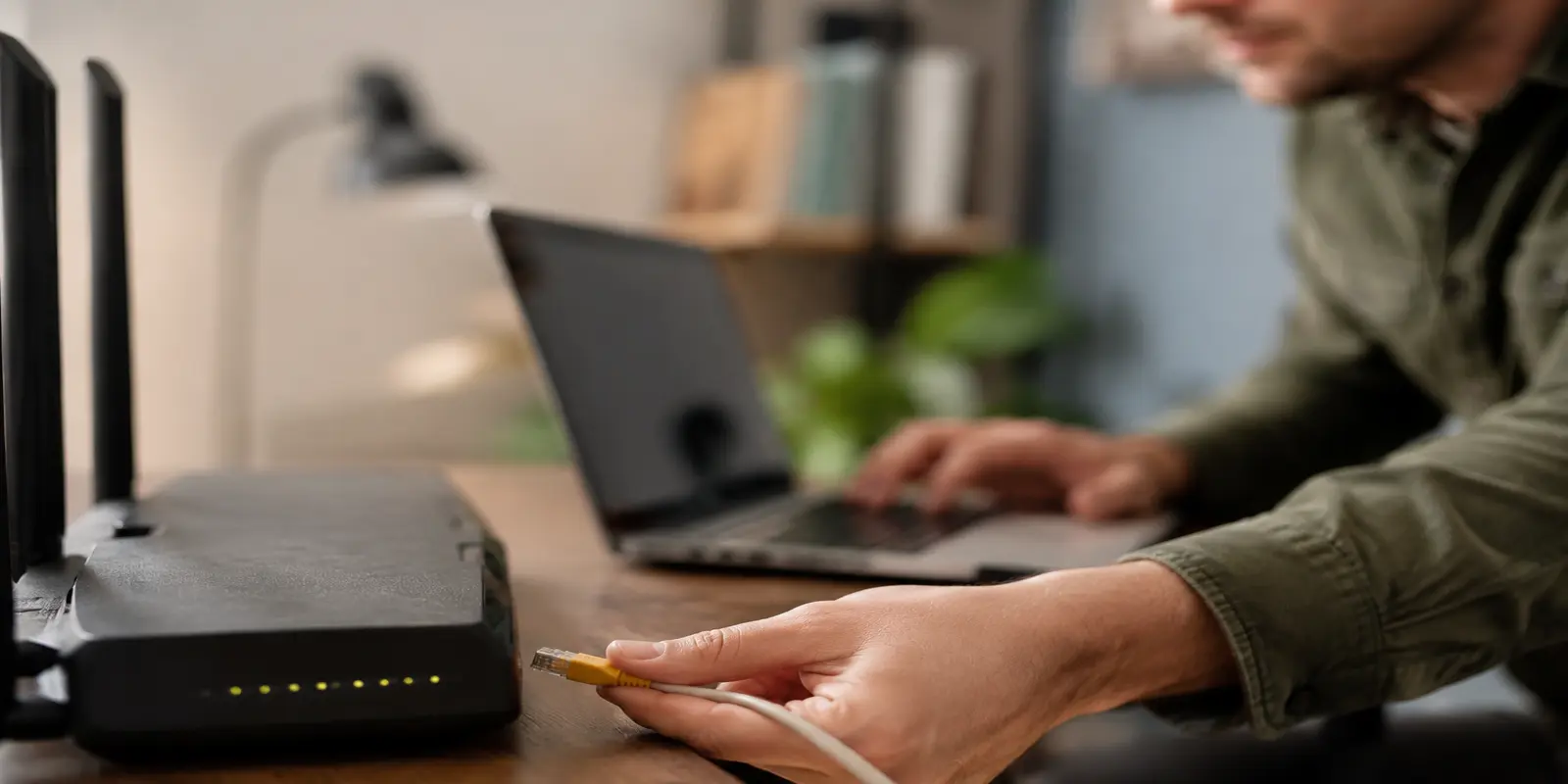 Les déconnexions se lisent dans la chaîne réelle entre modem, routeur et session de travail.