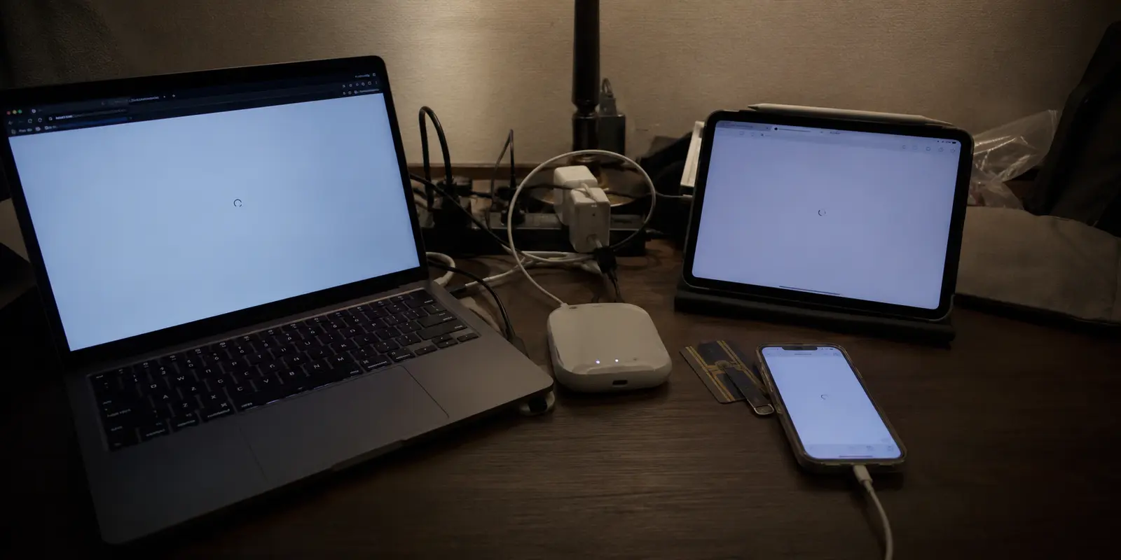Un router de viaje mantiene tres dispositivos conectados, pero sus páginas no cargan