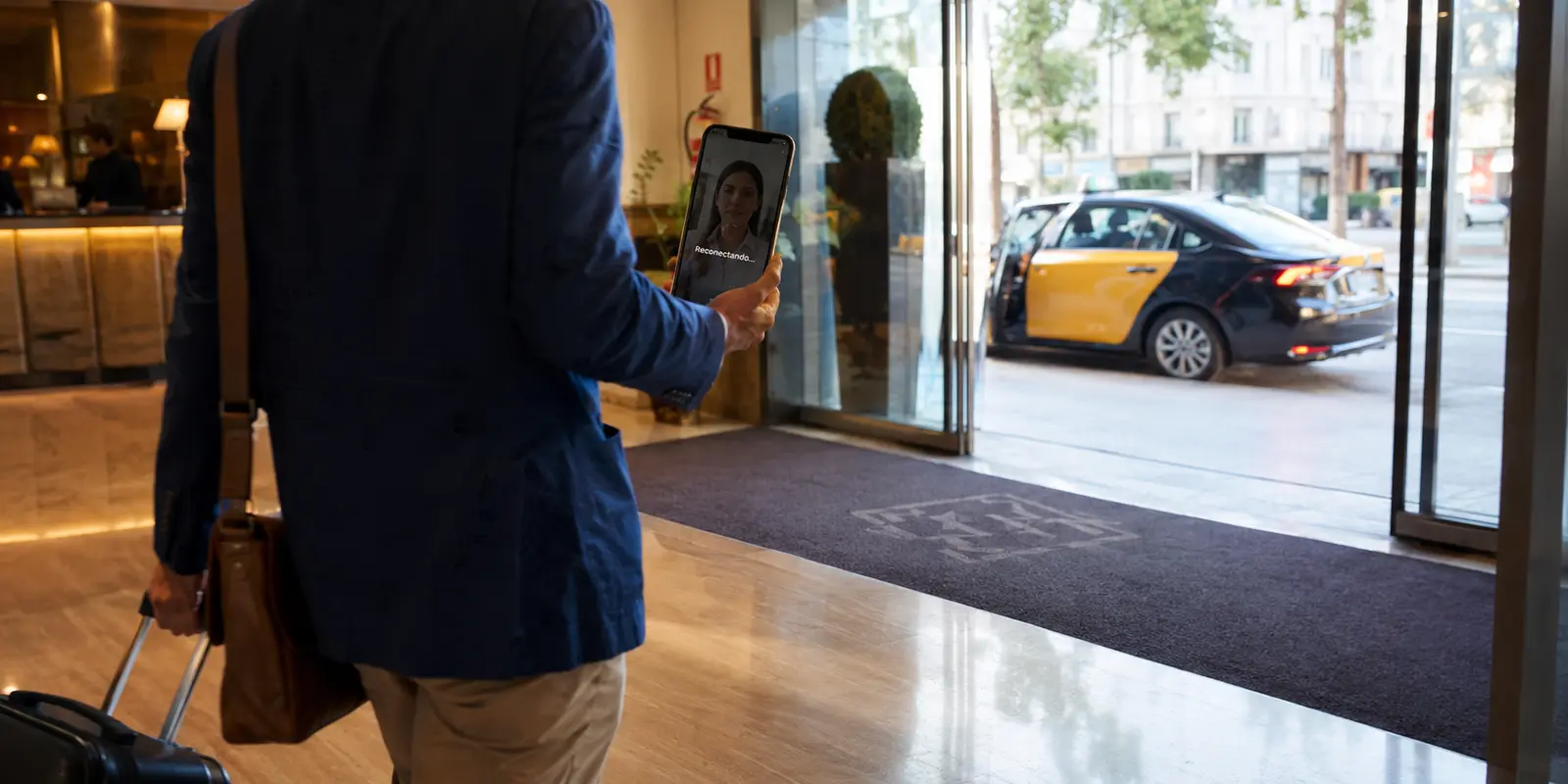 Videollamada en reconexión al salir del Wi-Fi de un hotel hacia la red móvil