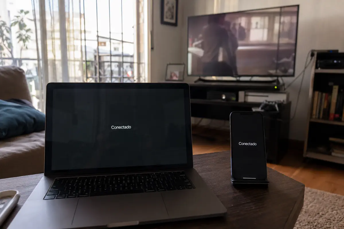 Un portátil y un teléfono conectados de forma selectiva en un salón doméstico
