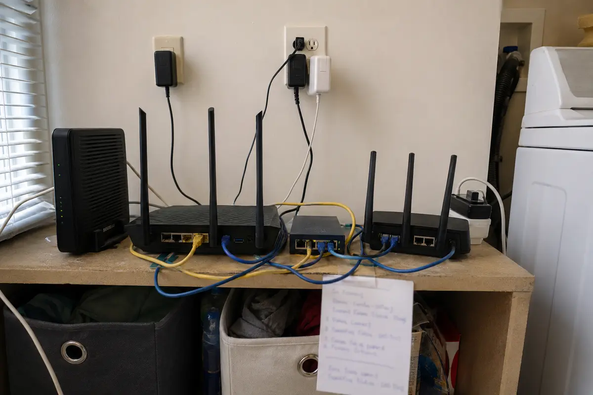 Dos routers, un conmutador y varios cables en una red doméstica