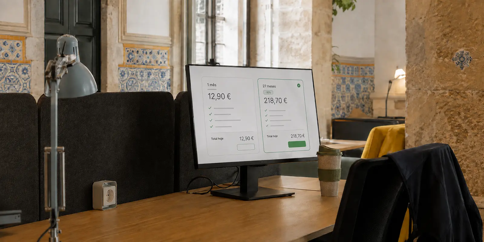 Monitor em um espaço de coworking em Lisboa comparando um plano mensal com uma assinatura longa de VPN