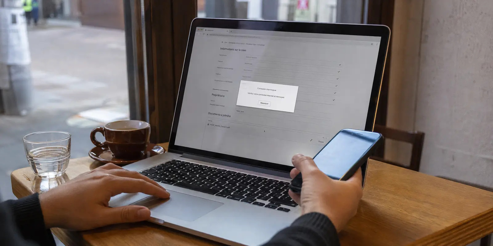 Un formulaire en ligne interrompu sur un ordinateur portable pendant le passage du Wi-Fi au partage de connexion mobile