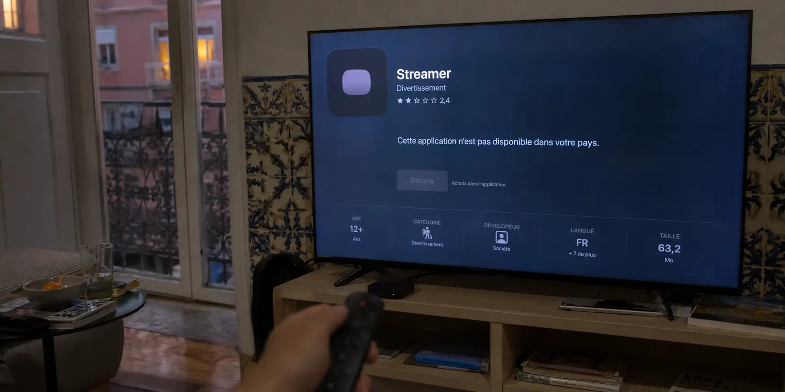 Dans un appartement à Lisbonne, une application canadienne reste indisponible sur le téléviseur malgré une connexion au Canada