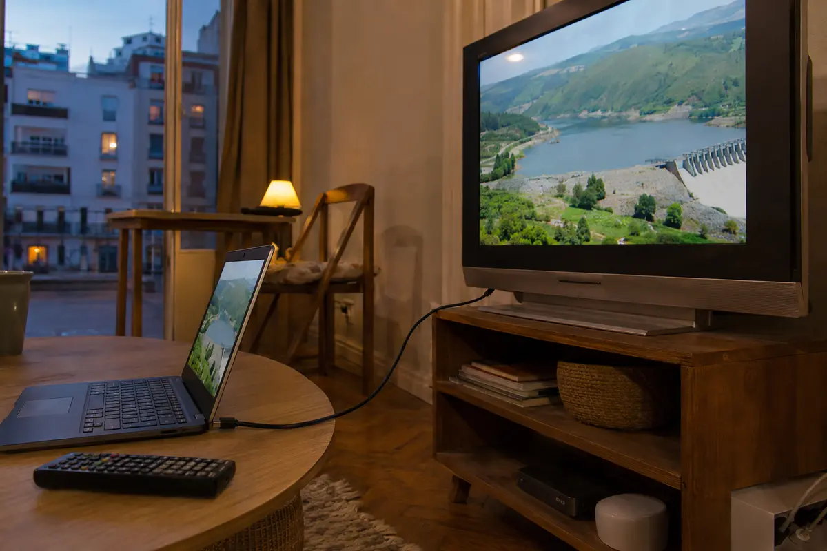Portátil conectado por HDMI a un televisor para reproducir una señal puertorriqueña