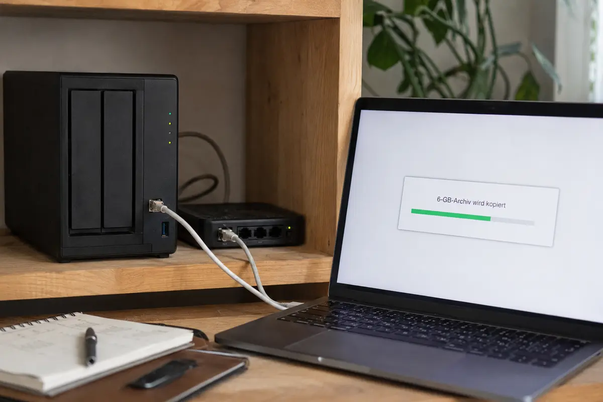 Ein 6-GB-Archiv wird über das lokale Netzwerk vom NAS auf das Notebook kopiert