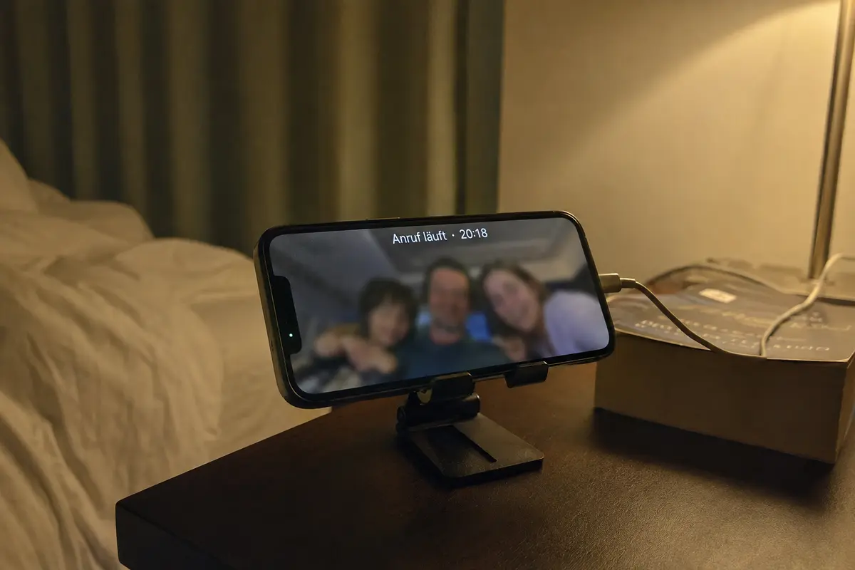 Ein Familienvideoanruf läuft nach mehr als zwanzig Minuten auf einem Smartphone im Hotel weiter