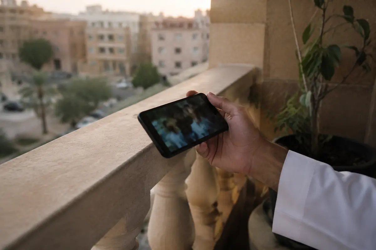 هاتف يشغل مقطع فيديو على شرفة منزلية في السعودية