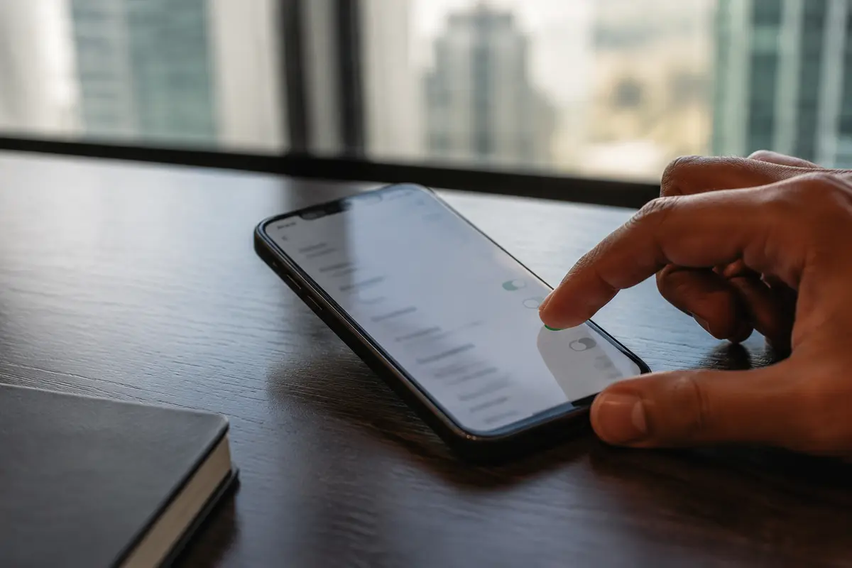 تعديل إعدادات بيانات الهاتف بهدوء قرب نافذة