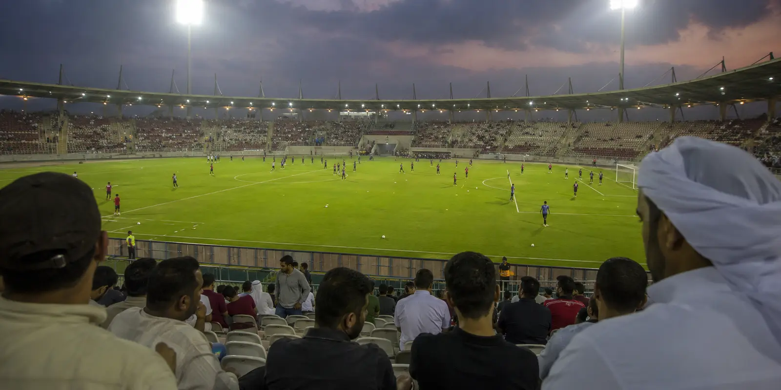 ملعب كرة قدم في البحرين قبل انطلاق المباراة بقليل