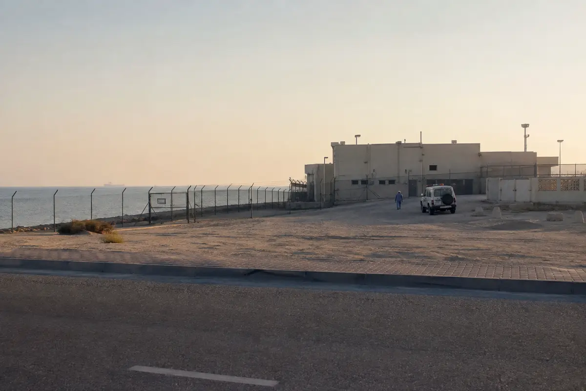 محطة إنزال كابلات بحرية على ساحل الخليج قرب دبي