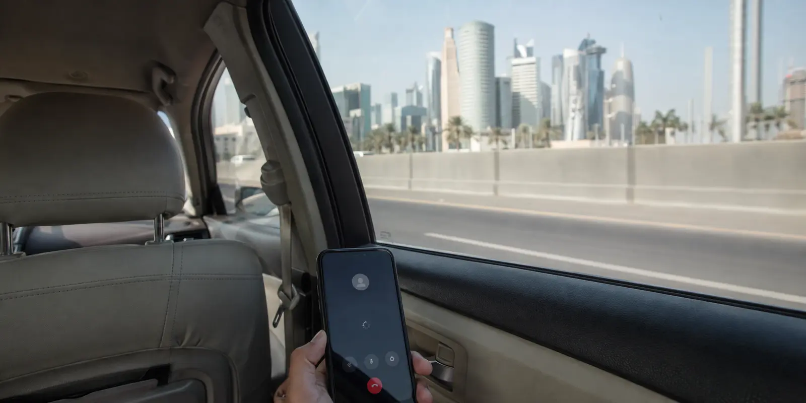هاتف يحاول بدء مكالمة أثناء الطريق من المطار إلى الدوحة
