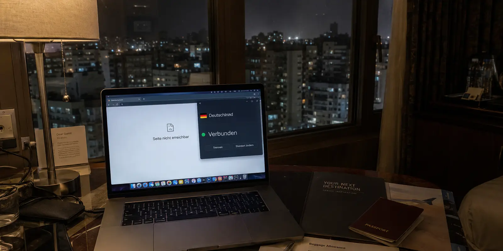 Ein Laptop in einem Hotelzimmer in Kairo: VPN verbunden, die benötigte Seite aber nicht erreichbar
