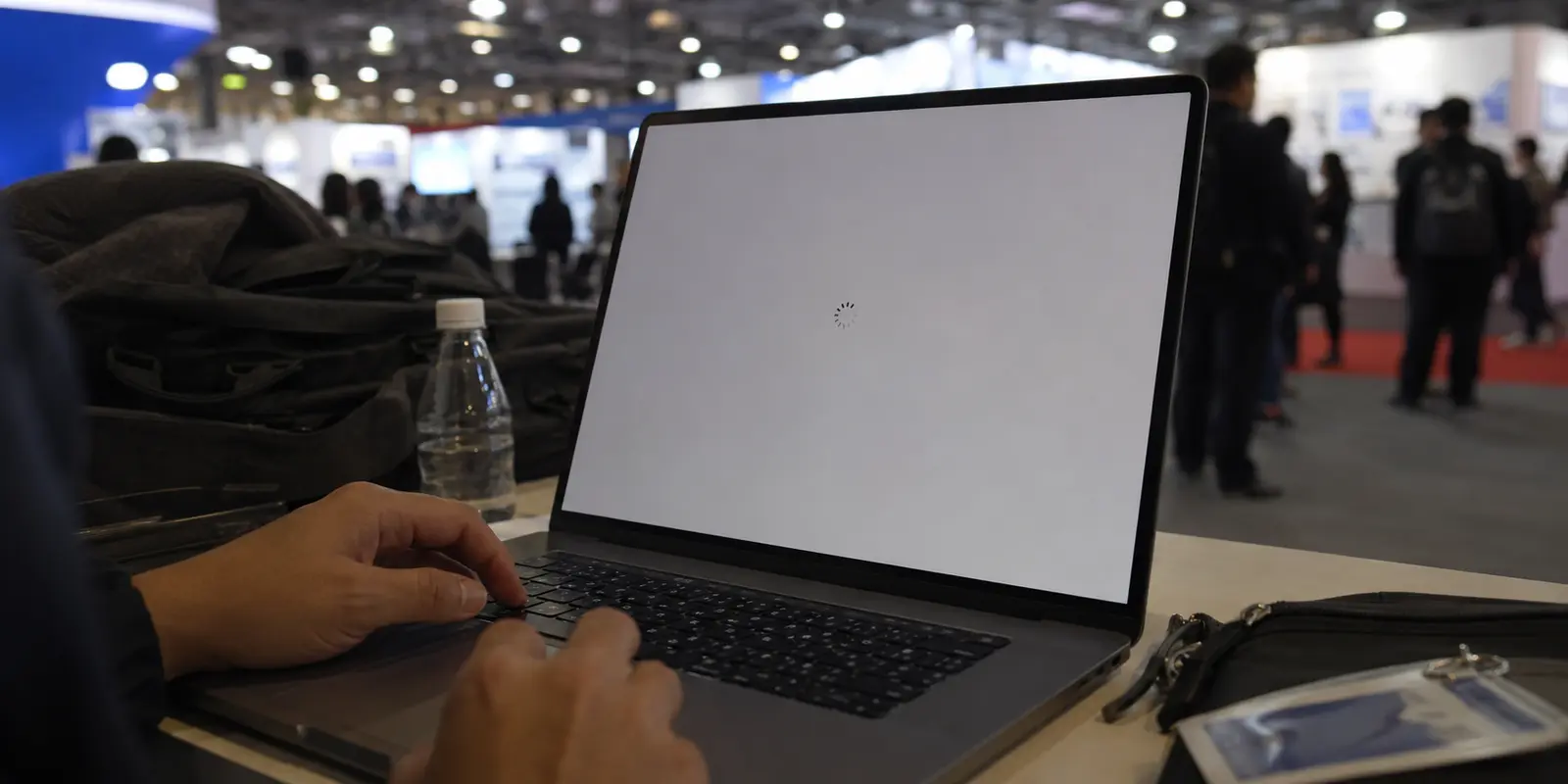 Ein Laptop auf einer Messe zeigt eine nicht ladende Cloud-Seite