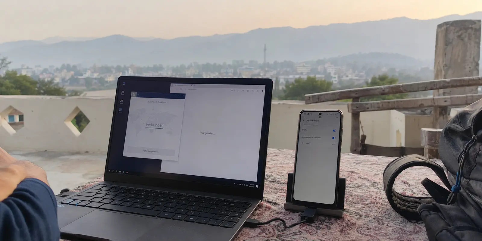 Ein Laptop zeigt eine verbundene VPN-Verbindung, während die Seite über einen mobilen Hotspot nicht lädt