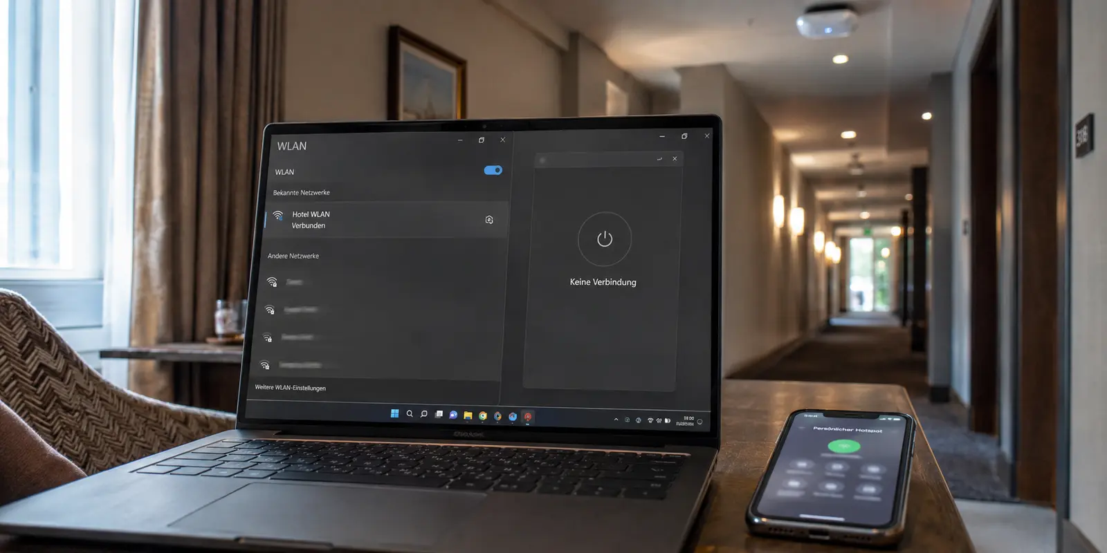 Ein Laptop im Hotel-WLAN ohne VPN-Verbindung, während der mobile Hotspot als funktionierende Gegenprobe bereitliegt